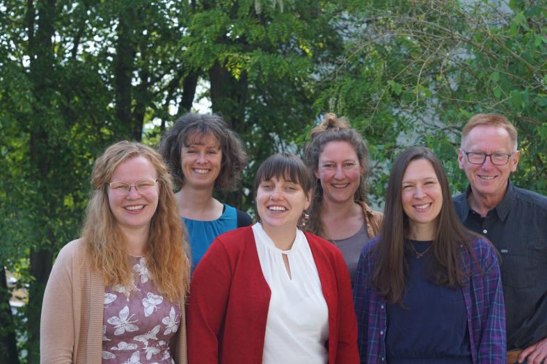  Das Team des Psychologischen Dienstes lächelt in die Kamera.