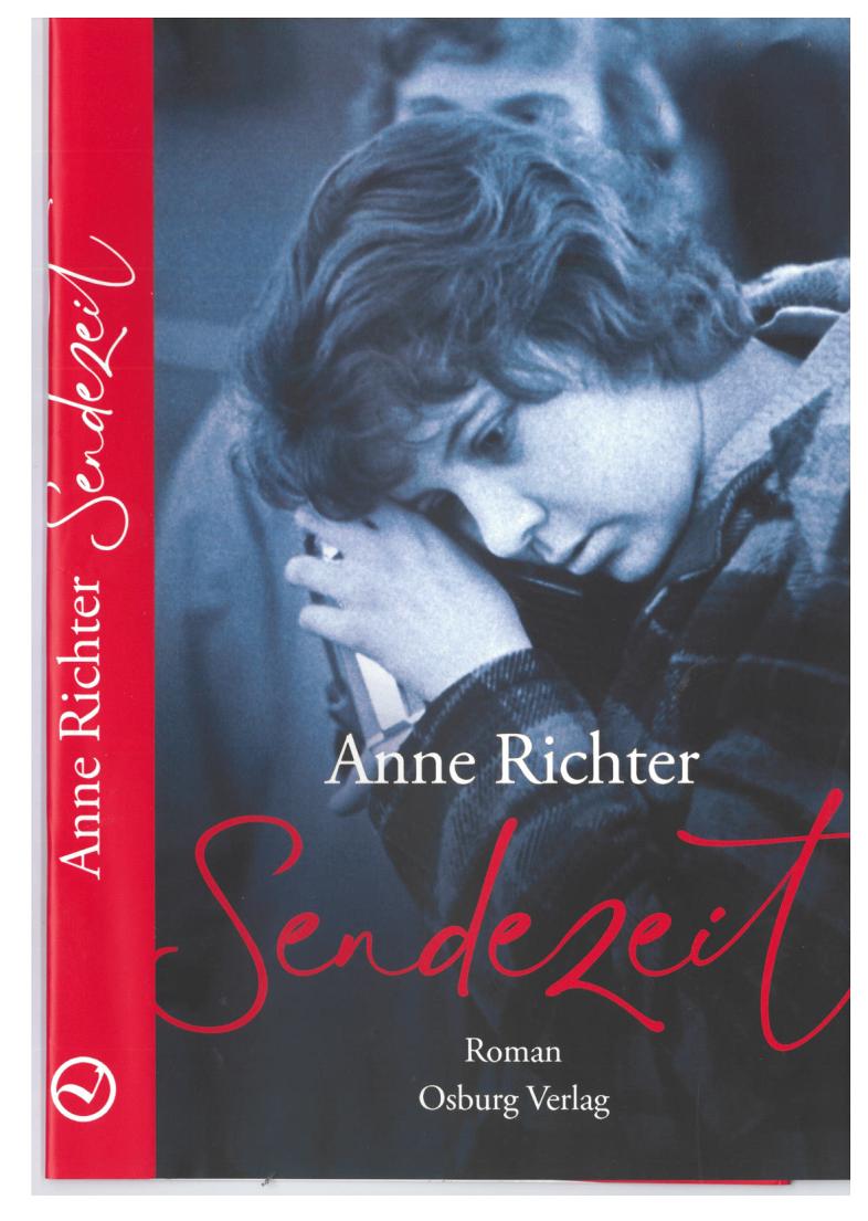 Cover Anne Richter: Schwarzweißfoto einer jungen Frau, sie hat den Kopf geneigt und scheint einem Gerät in ihrer Hand zu lauschen.