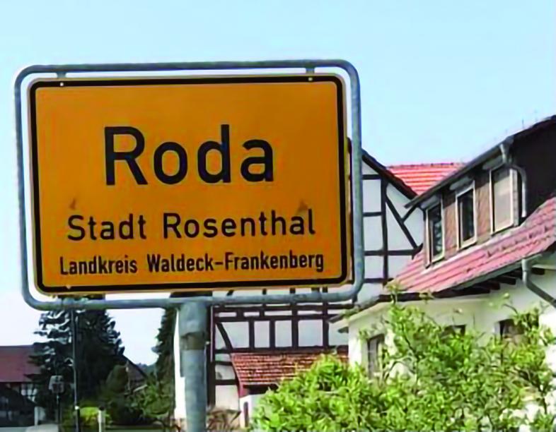 Foto des Ortseingangs von Roda mit Ortsschild.
