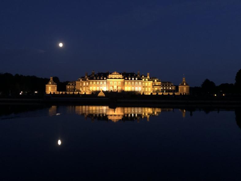 Schloss Nordkirchen bei Nacht. Das Schloss ist der Sitz der Hochschule für Finanzen Nordrhein-Westfalen.