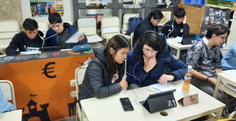 Die argentinischen Schüler*innen sitzen in Zweierteams vor Tablets und führen einen Videocall mit den blista-Schüler*innen.