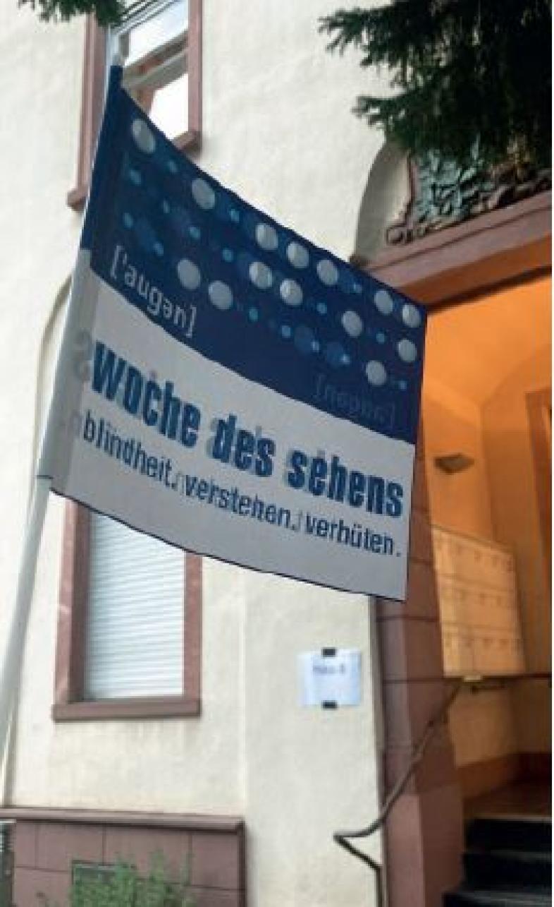 Das Plakat mit dem Logo der Woche des Sehens vor dem Gebäude in Frankfurt.