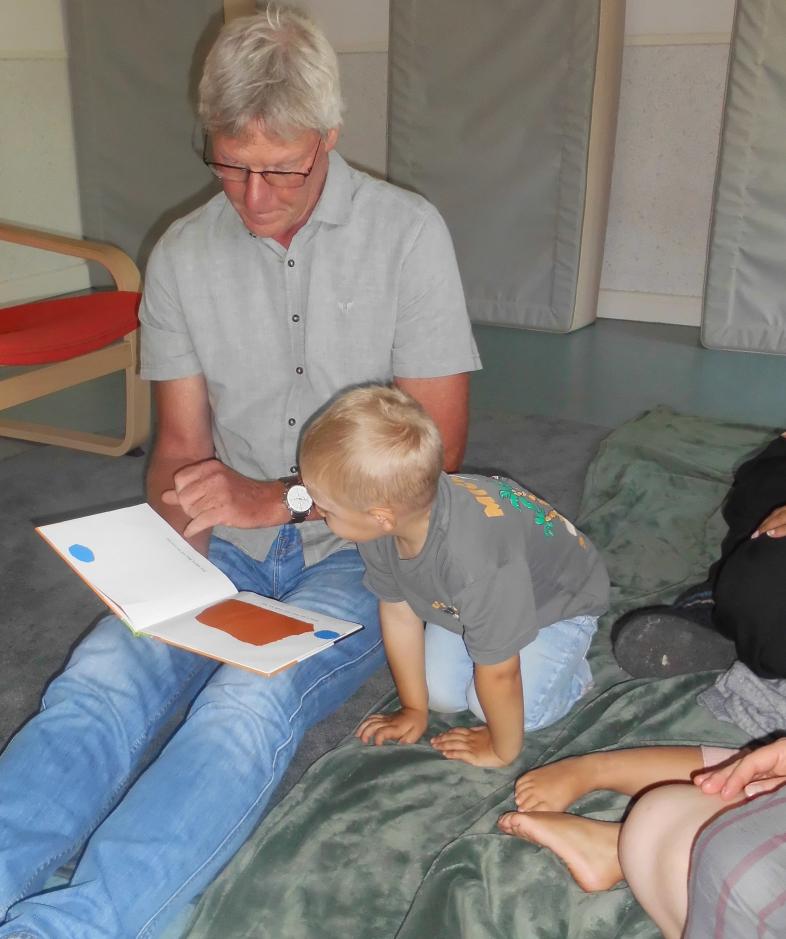 Maarten Kubeja liest in der Kita vor. 