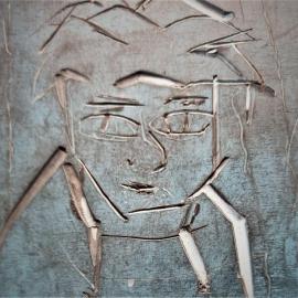 Ein Holzdruck zeigt ein Gesicht