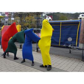 4 Personen in bunten Ganzkörperkostümen