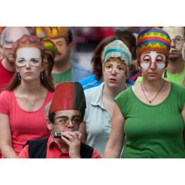 Die Theatergruppe in Aktion: 4 Portraits mit Maskierungen