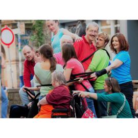 Die "Bunte Truppe" zieht durch die Oberstadt