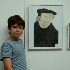 Lennart Hausmann mit seinem Luther-Portrait