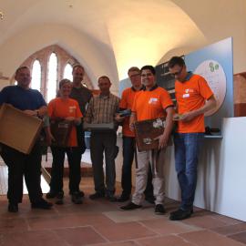 Orange Day an der blista: GSK Vaccines GmbH unterstützt den Aufbau der Ausstellung