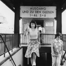 Orientierung und Mobilität in den 1970ern. Eine junge Frau geht die Stufen zum Gleis am Marburger Bahnhof hoch.