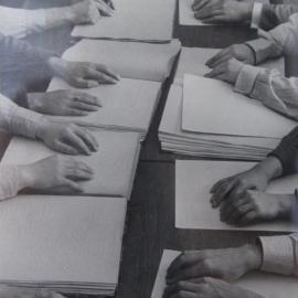 Lesende Hände liegen auf Brailletexten