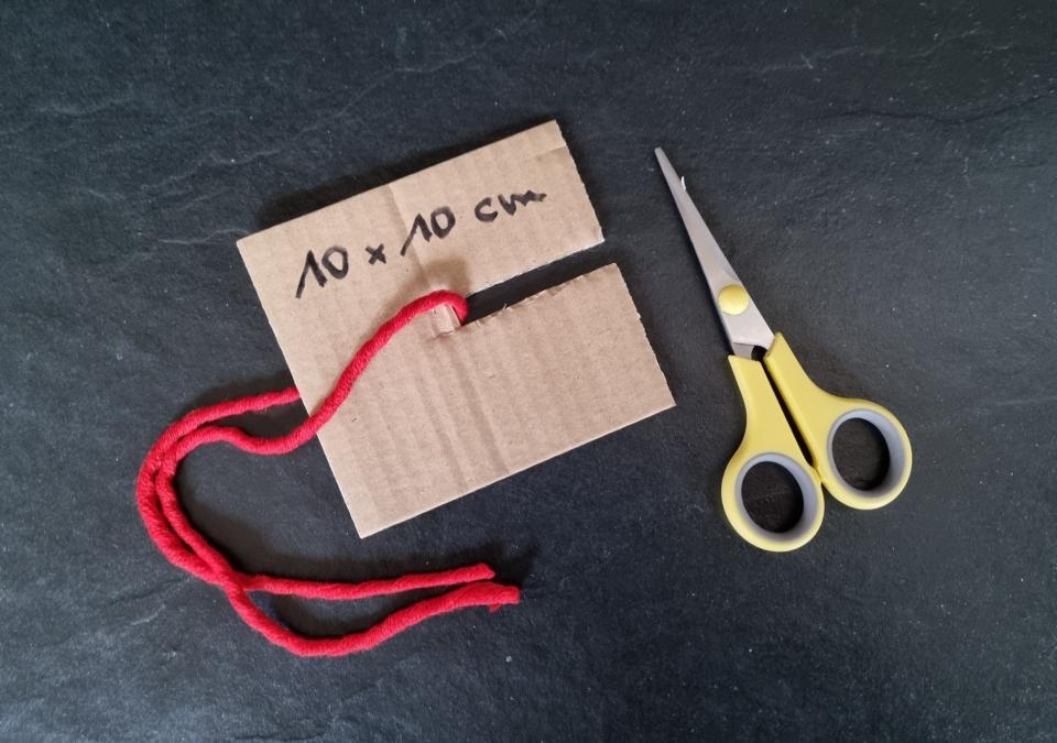 Bild 1 von 6: Ein Stück Pappe einschneiden