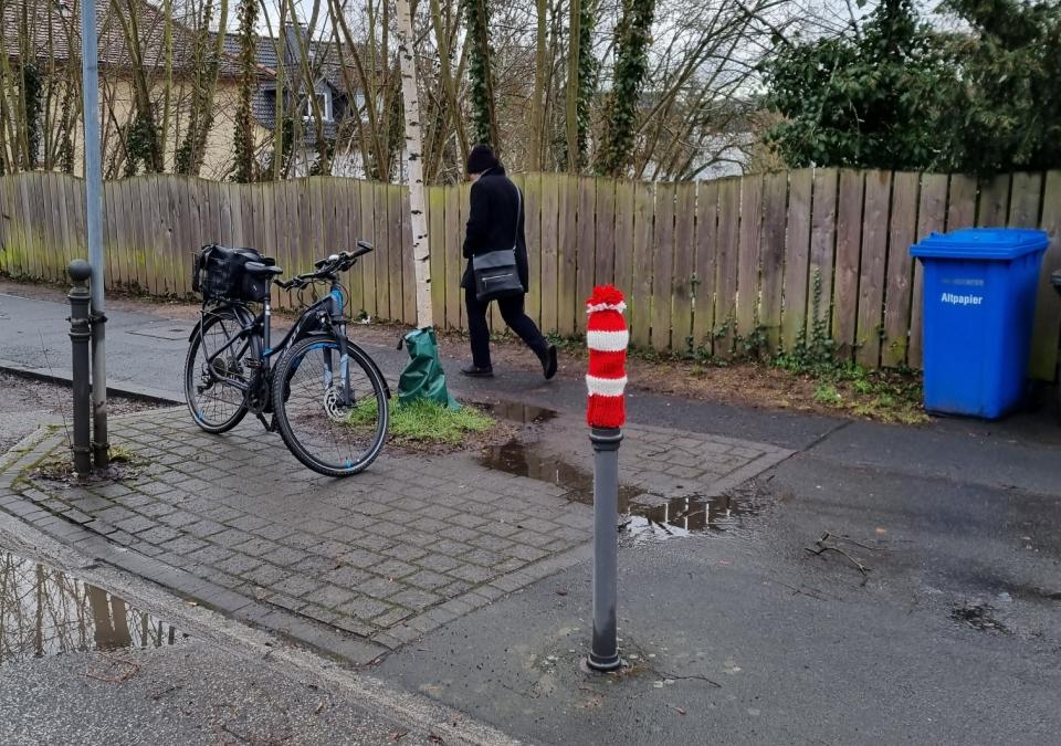Bild 6 von 6: Poller mit rot-weißgestreifter Pollermütze - aus 10m Entfernung