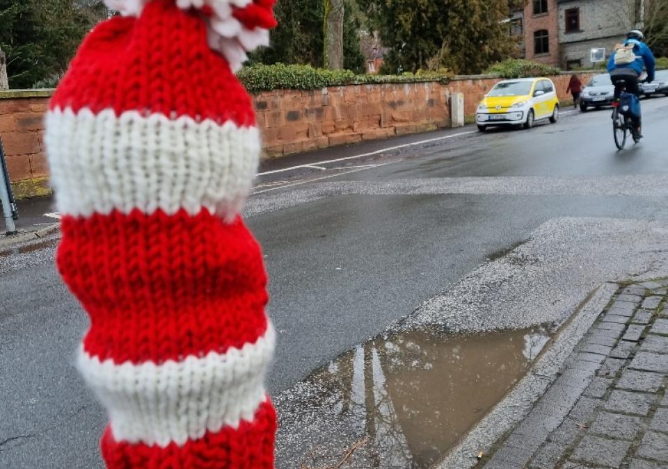 Bild 5 von 6: Rot-weiß-gestreifte Pollermütze
