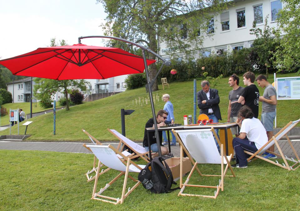 Bild 9 von 12: Bunte Gruppe mit Liegestühlen