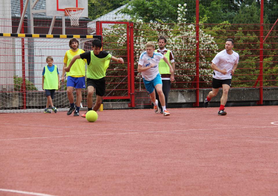 Bild 8 von 12: Fußballspieler auf dem Campus