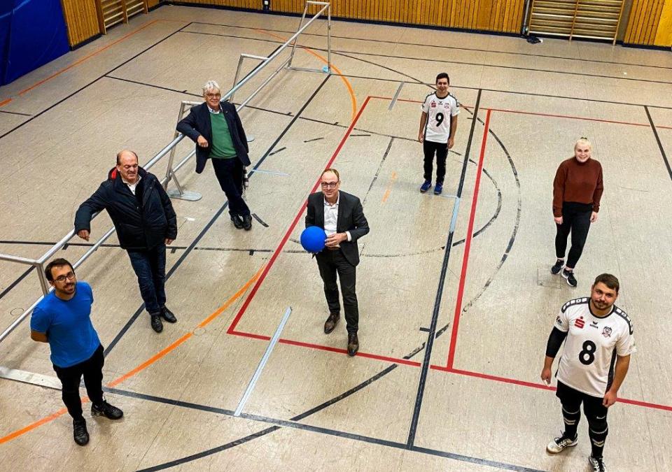Bild 2 von 3: 1.	v.l.n.r.: Lucas Daniel, Cheftrainer der SSG blista Marburg; Dr. Michael Richter, 1. Vorsitzender der Sportgemeinschaft SSG blista Marburg; Claus Duncker, blista-Direktor; Andreas Ettrich, Bereichsdirektor der Sparkasse Marburg-Biedenkopf, Roman Qayumi,