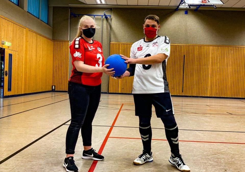 Bild 1 von 3: 2.	Die tollen neuen Trikots: Friederike Zurhake, stellv. Vorsitzende der Sportgemeinschaft SSG blista Marburg und Renè Linke, aktiver Goalball-Athlet