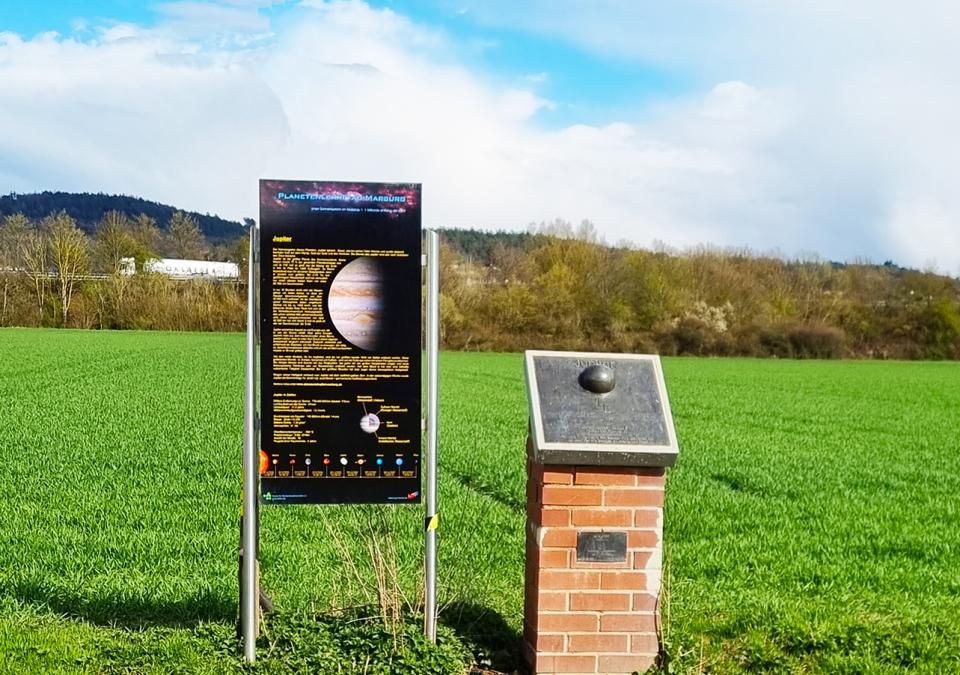 Bild 10 von 15: Station Jupiter im Planetenlehrpfad mit Tafel und Modell