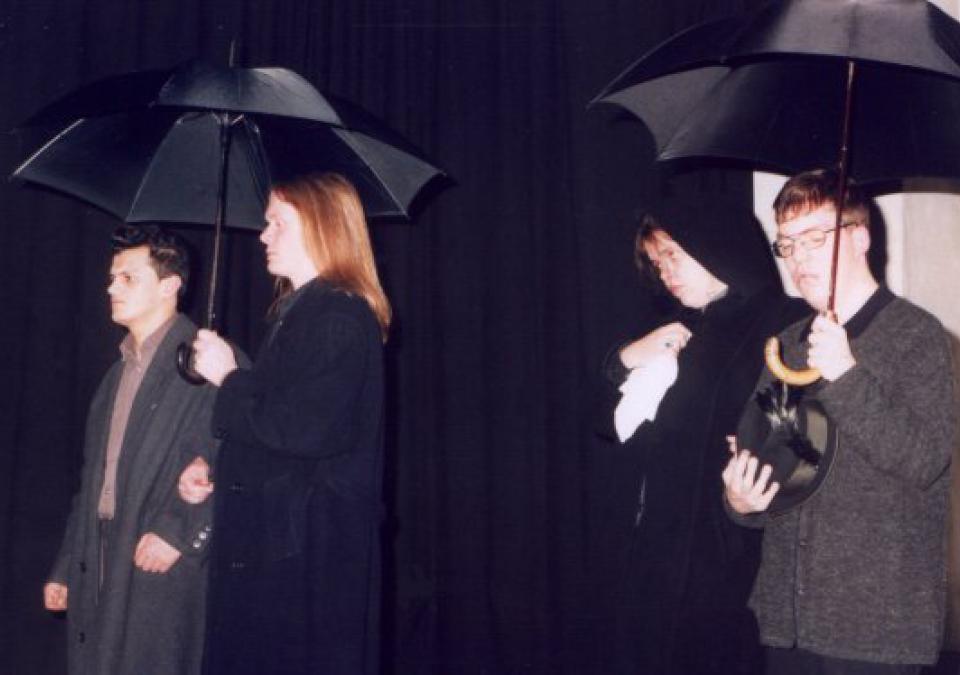 Bild 12 von 13: Schauspieler der blista-Theatergruppe NullOptik führen 1997 "Unsere kleine Stadt" auf