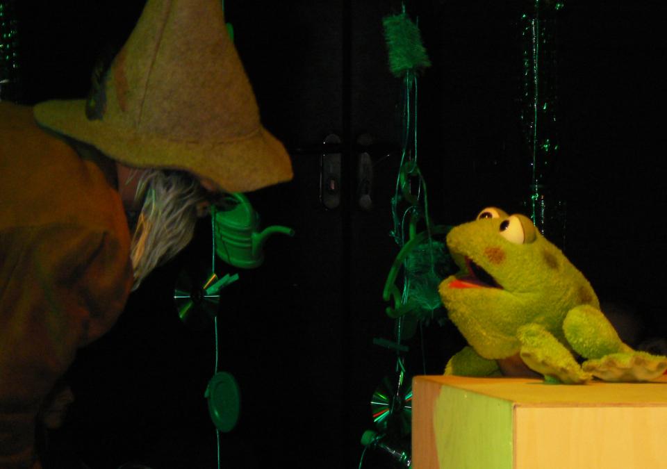 Bild 3 von 13: Szene aus dem Stück "Rumpelröschen und die Froschprinzessin"
