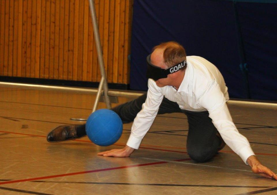 Bild 3 von 3: 3.	Perfekt abgewehrt: Andreas Ettrich, Bereichsdirektor der Sparkasse Marburg-Biedenkopf,  versteht sich darauf, alle Sinne einzusetzen.