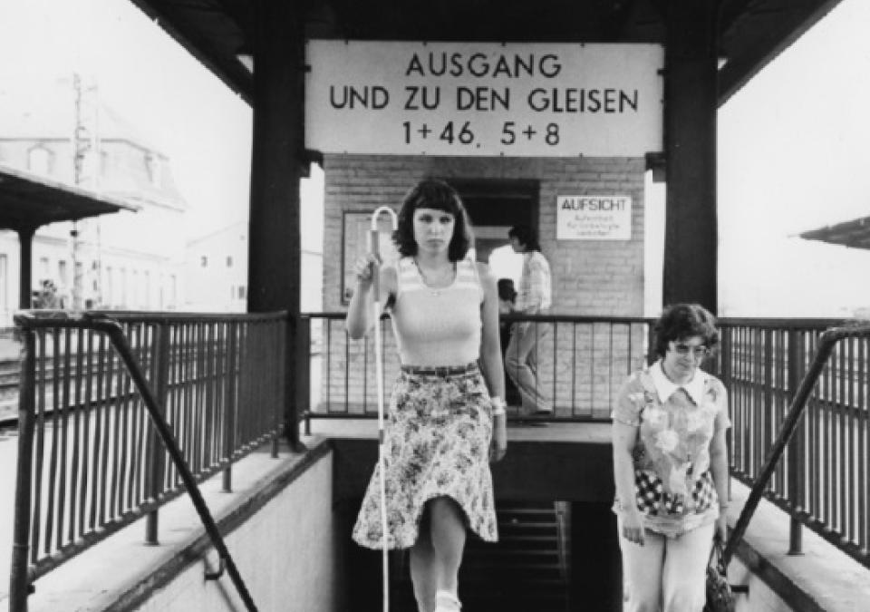 Bild 5 von 6: Orientierung und Mobilität in den 1970ern. Eine junge Frau geht die Stufen zum Gleis am Marburger Bahnhof hoch.