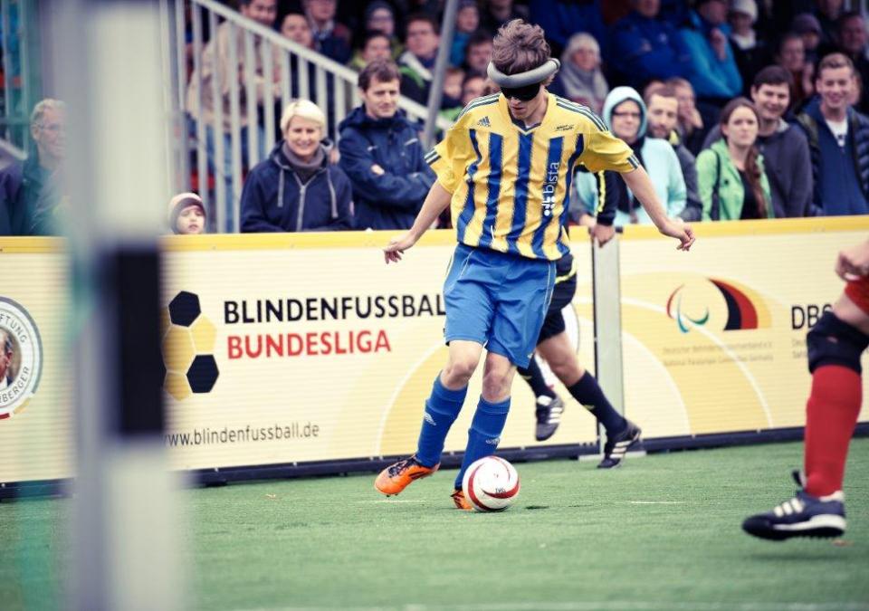 Bild 3 von 12: Blindenfußball in Aktion: Die Mannschaft der SF Blau-Gelb Marburg