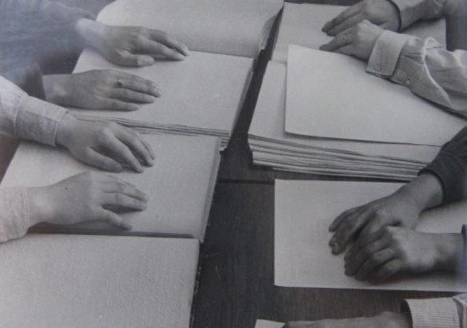 Bild 1 von 6: Lesende Hände liegen auf Brailletexten