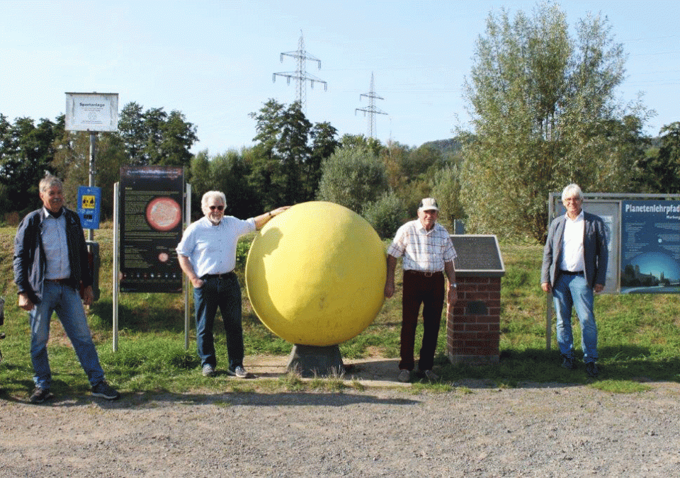 Bild 2 von 15: Joachim Lembke, Hans Junker, Volker Heine und bista-Direktor Claus Duncker treffen sich im Jahr 2020 an der Sonne