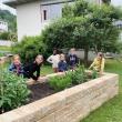 Kinder am vielfältig bepflanzten Hochbeet