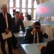 Staatsminister Boris Rhein und Oberbürgermeister Thomas Spies beim Menschärgere-dich-nicht-Spiel unter der Augenbinde