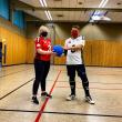 2.	Die tollen neuen Trikots: Friederike Zurhake, stellv. Vorsitzende der Sportgemeinschaft SSG blista Marburg und Renè Linke, aktiver Goalball-Athlet