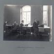 In einem Schreibmaschinenzimmer sitzen vier junge Männer bei der Arbeit
