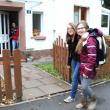 Zwei Internatsbewohnerinnen laufen lachend zum Eingang eines blista-Wohnhauses