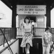 Orientierung und Mobilität in den 1970ern. Eine junge Frau geht die Stufen zum Gleis am Marburger Bahnhof hoch.