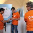 Im Rahmen des Orange Day unterstützte das Team der GSK Vaccines GmbH den Aufbau der Ausstellung