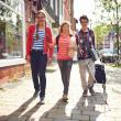 Schülerinnen und Schüler der blista laufen vergnügt durch die Stadt Marburg