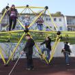blista-Campus: Kinder klettern auf einem Gerüst