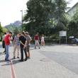 Jugendliche verbringen die Pause zusammen vor einem der blista-Schulgebäude
