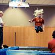 blista Schüler beim Sportunterricht: Ein Mädchen springt auf eine Turnmatte