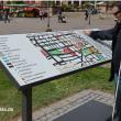 Das Foto zeigt den taktilen Stadtplan auf dem Wiesbadener Marktplatz
