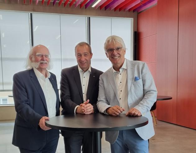 Drei Generationen der Vorsitzenden: Jürgen Hertlein, Patrick Temmesfeld und Claus Duncker lächeln zusammen an einem Stehtisch in die Kamera.