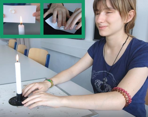 Eine Schülerin experimentiert mit einer Kerze.