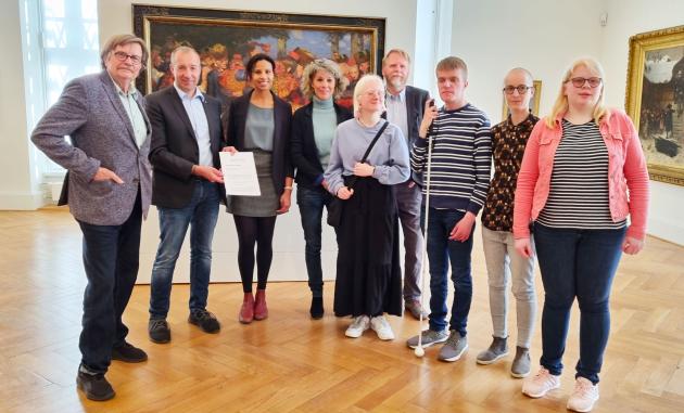 Die Vorstände der Museumsfreunde und der blista mit Direktor Dr. Christoph Otterbeck sowie Mitglieder des blista-Malateliers