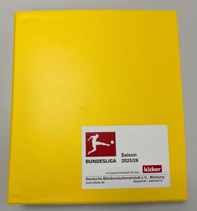 Kicker Bundesliga-Sonderheft in Brailleschrift in gelbem Ordner