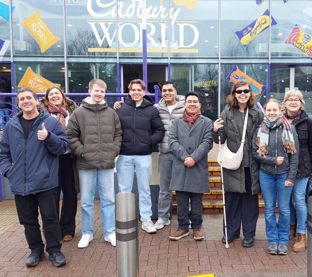 Die 6 Teilnehmenden der Englandfahrt mit ihren Lehrkräften stehen vor dem Eingang der Cadbury World