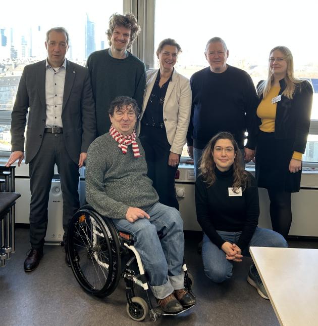 Gruppenbild: Andreas Winkel zusammen mit Vertreter*innen der blista in den Räumen der TBL.