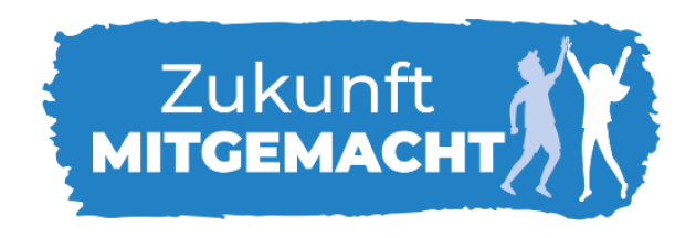 Auf einem hellen Teppich sind 5 Gimbals aufgebaut. Diese bestehen aus einem Tripod mit Gelenk am oberen Ende. Dort ist ein beweglicher Arm mit einem weiteren Gelenk und Kamerahalterung befestigt. Am linken Bildrand liegen zwei puschelige Mikrofone.